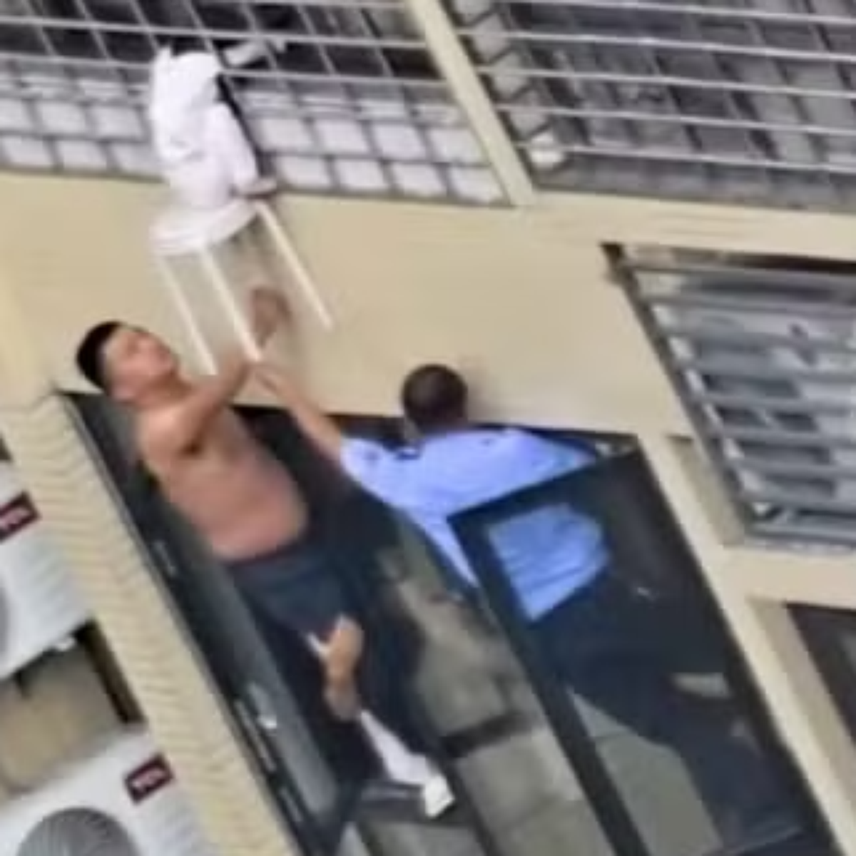 Criança fica pendurada no 12º andar e vizinhos se mobilizam para salvá-la na China