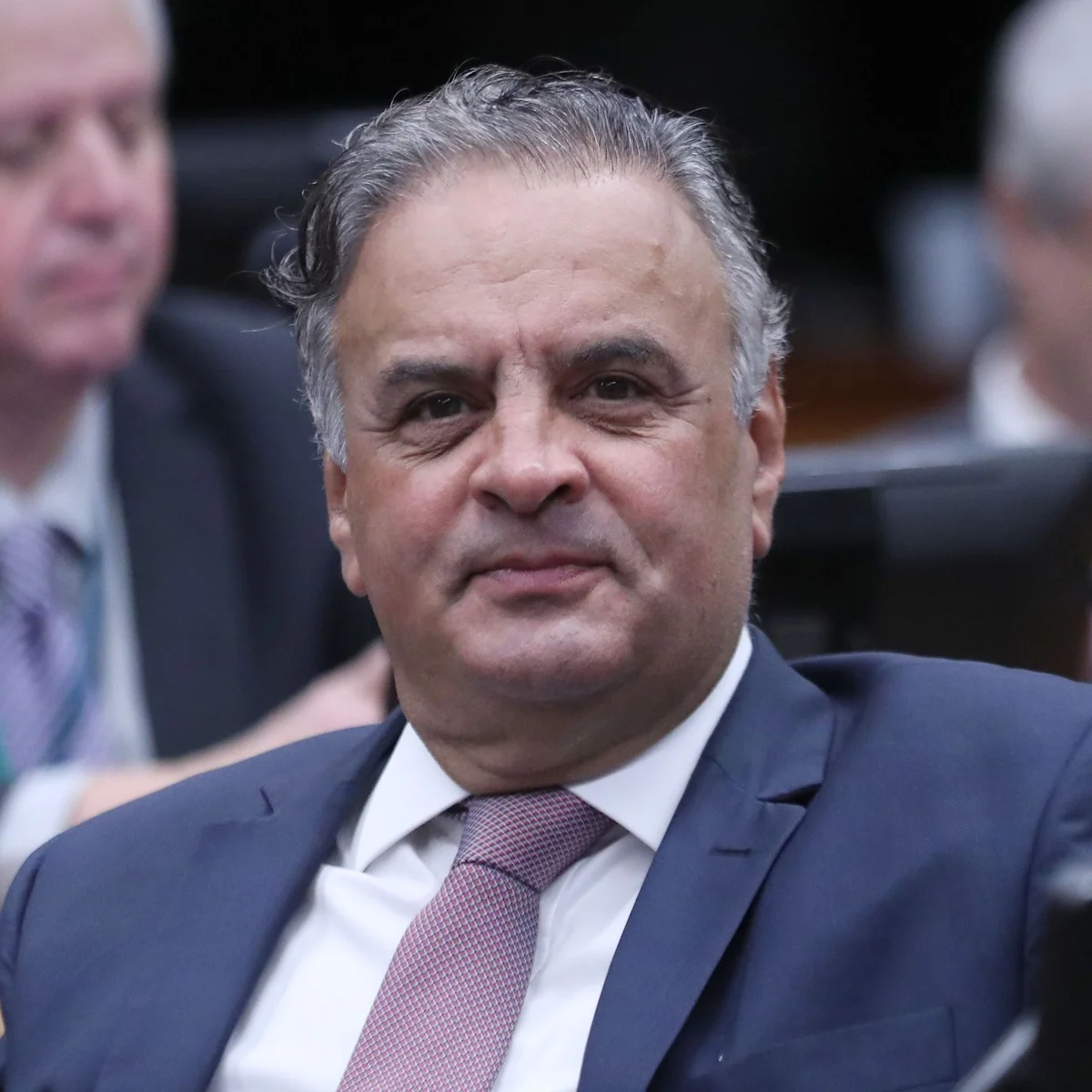 Em nome do PSDB, Aécio cumprimenta Lula pela vitória e ressalta democracia