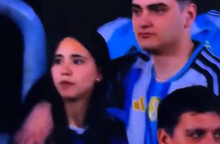 Vídeo: casal protagoniza cena constrangedora no adeus de Messi