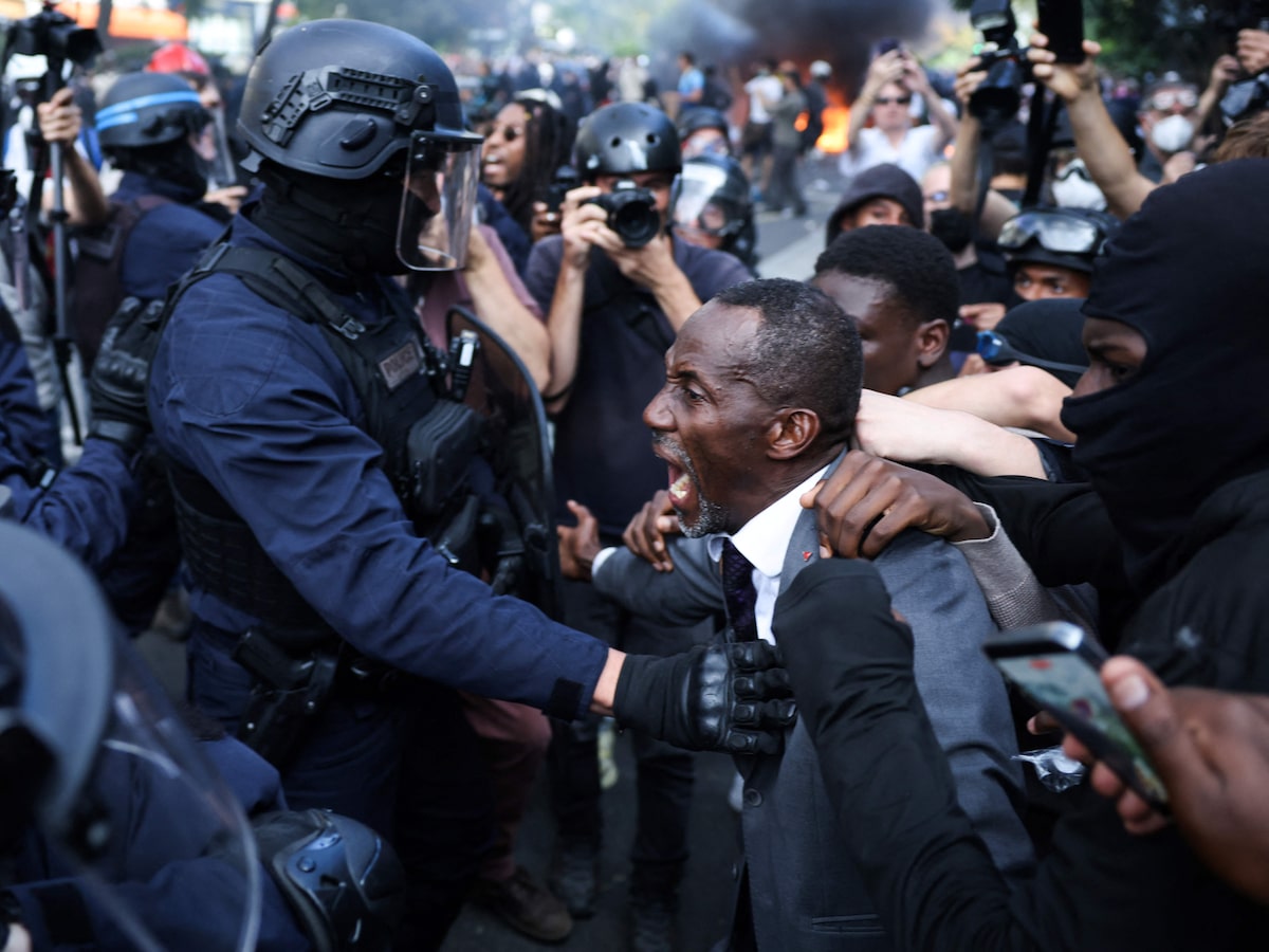 VÍDEO: Prefeito é atingido por gás de pimenta ao tentar proteger manifestantes na França