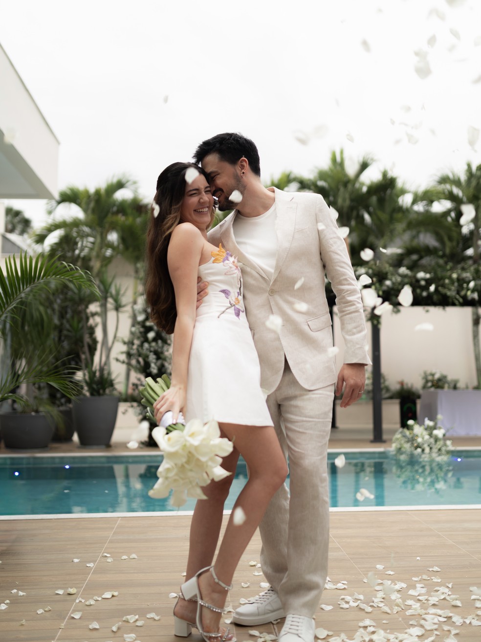 Youtuber Felipe Neto posta registros de casamento com Juliane Carvalho: 'Mr. and Mrs.'