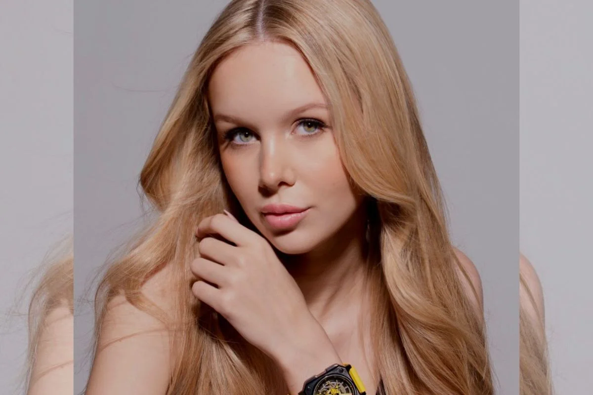 Foto colorida de mulher loira posando para fotos - Metrópoles