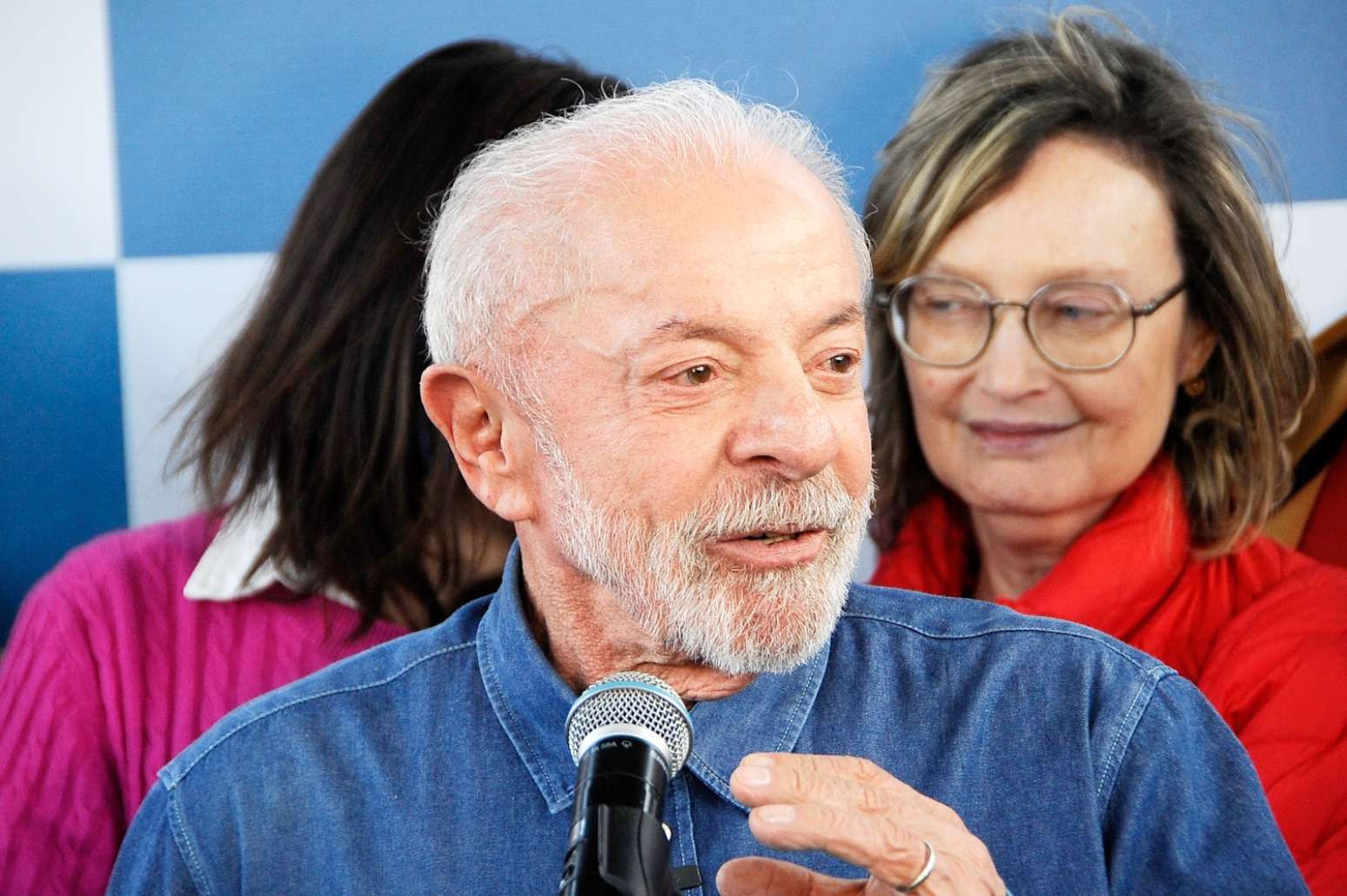 Registro de Lula em fala &agrave; imprensa ao participar de uma caminhada com apoiadores na cidade de Porto Alegre (RS), na tarde de segunda-feira, 19