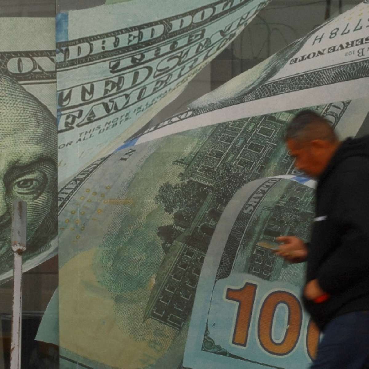 Queda do dólar e alta da Bolsa: entenda euforia do mercado com Flávio Bolsonaro à frente de Lula para disputa do 2º turno