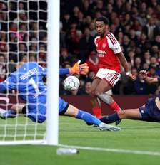 Jogadores de Arsenal e Lille em disputa de bola na Champions - Foto: Justin Setterfield/Getty Images / Jogada10