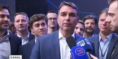 Fl&aacute;vio Bolsonaro (PL) em entrevista ap&oacute;s o debate contra Lula (PT) na Band, neste domingo, 18 Foto: Reprodu&ccedil;&atilde;o/Youtube/Canal Livre