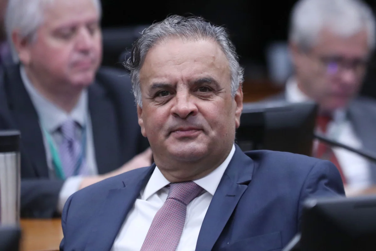 Em nome do PSDB, Aécio cumprimenta Lula pela vitória e ressalta democracia