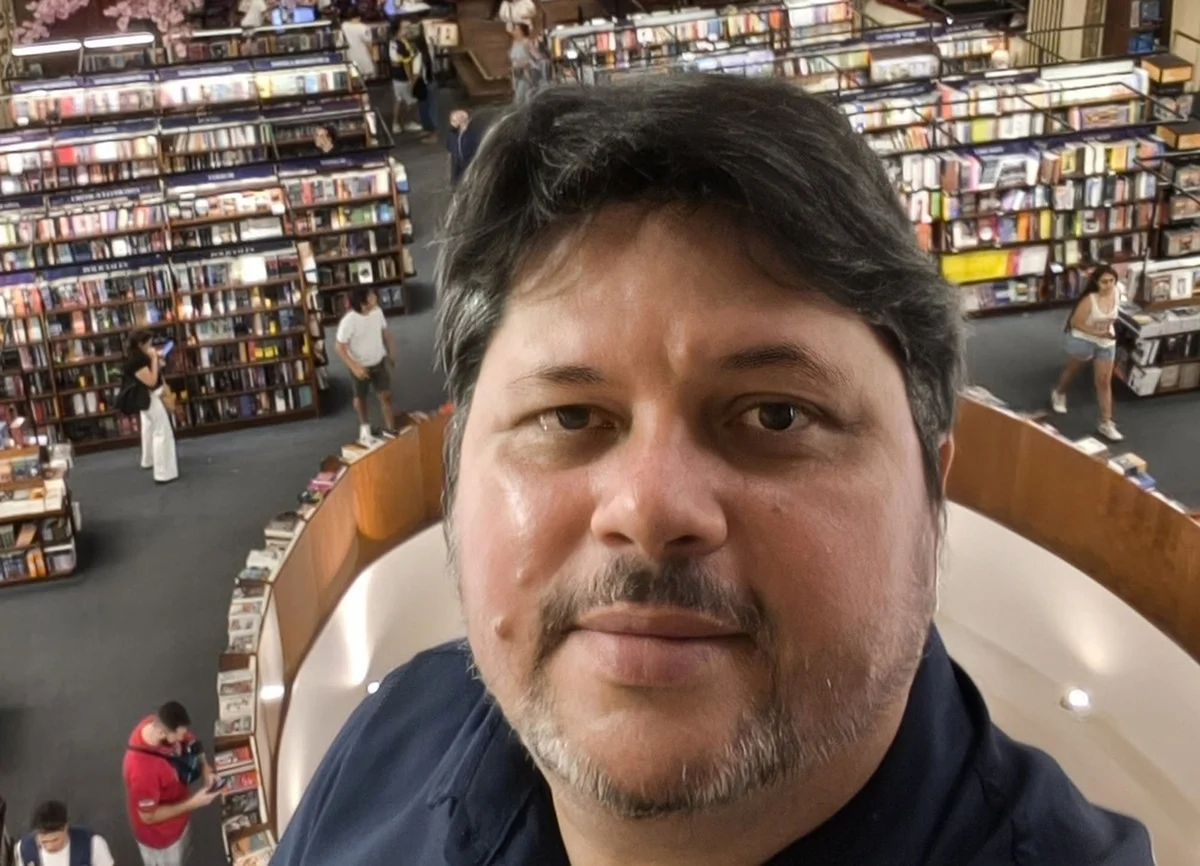 Imagem colorida mostra jornalista brasileiro deportado da Argentina - Metrópoles