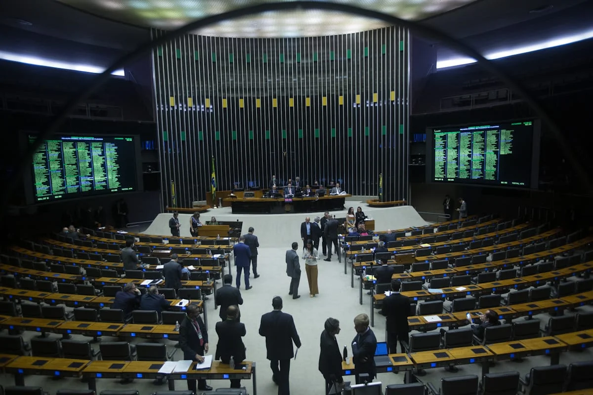 Plenário da Câmara dos Deputados visto da galeria. É possível ver uma movimentação de parlamentares entre as bancadas e o presidente da casa, Arthur Lira, na presidência - Metrópoles