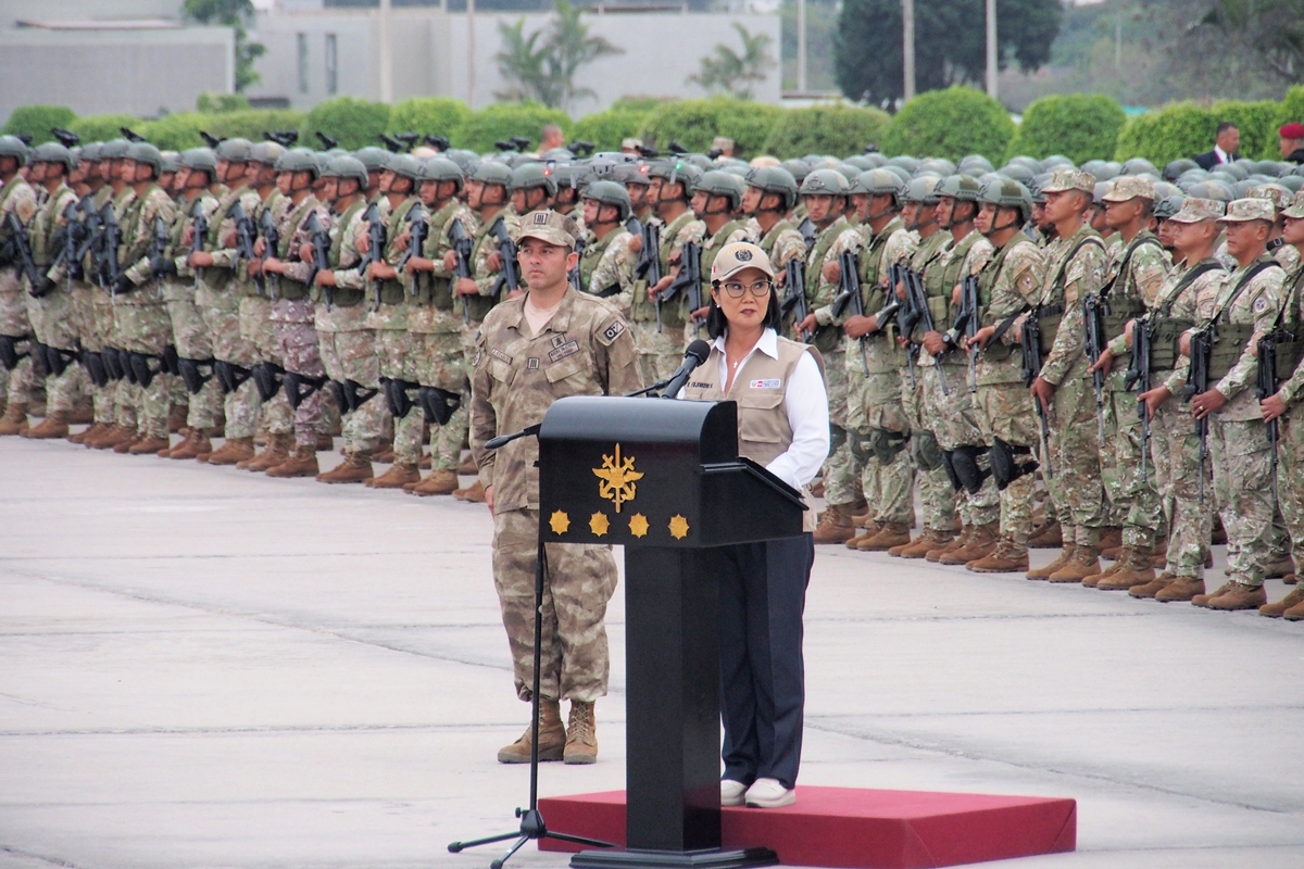 Presidente do Peru impõe regras rígidas sobre vestimenta escolar
