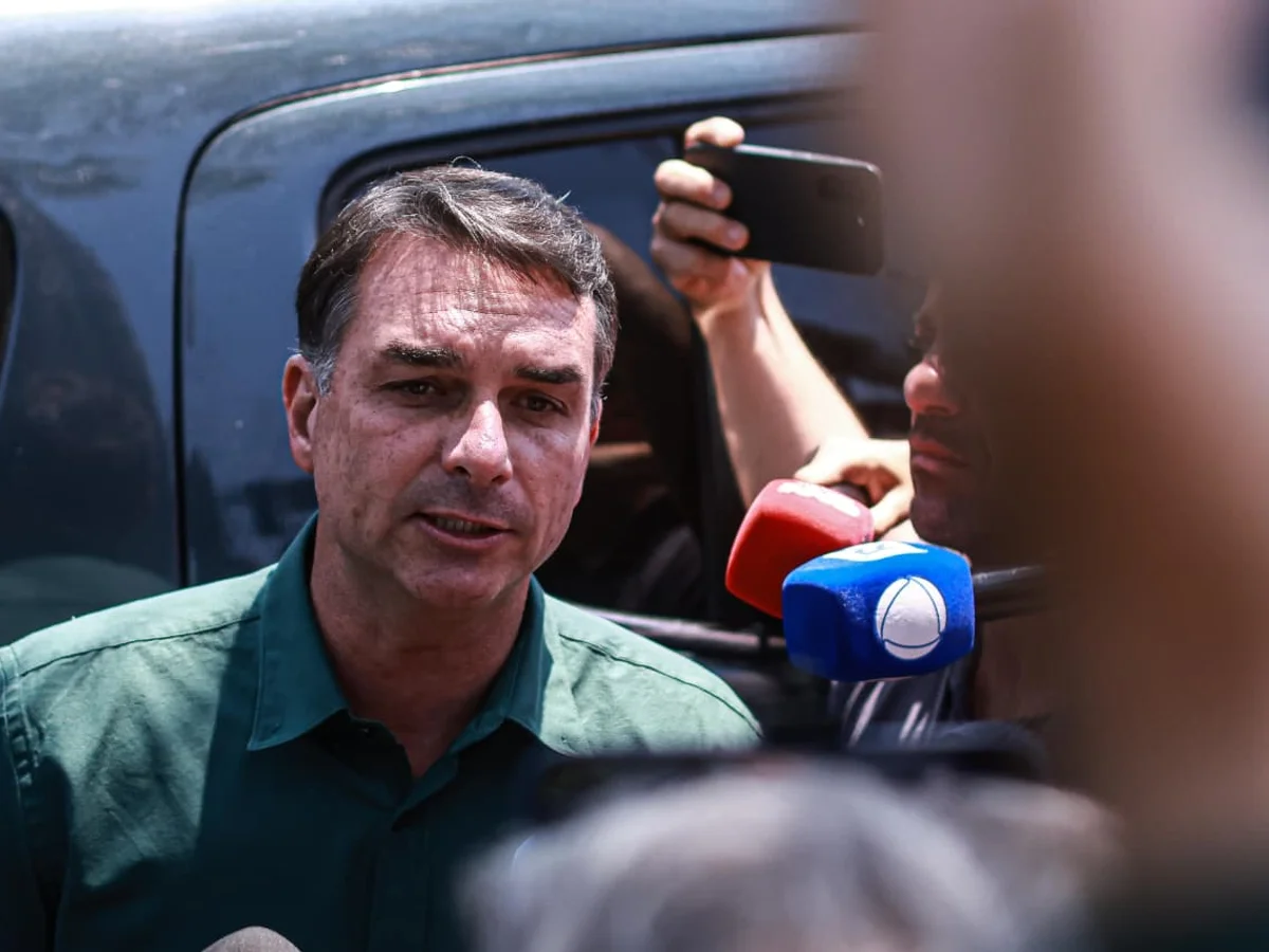 Após 90 dias sem se ver, Flávio e Bolsonaro comemoram resultado do 1º turno