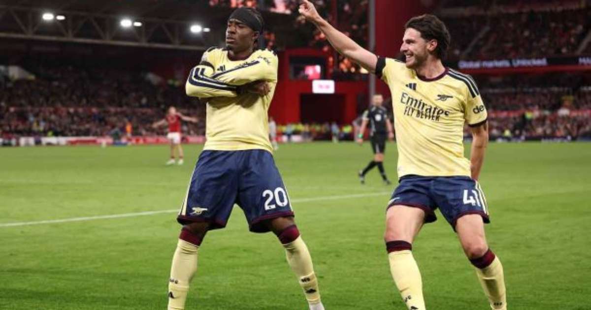 Arsenal sofre até o fim, derrota o Nottingham e segue na cola do City