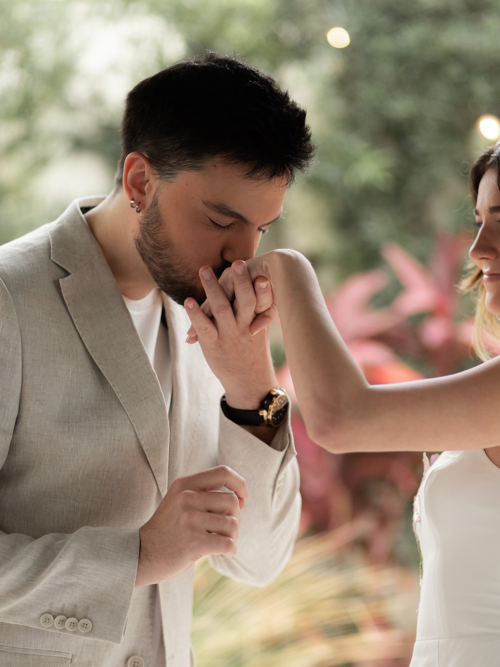 Youtuber Felipe Neto posta registros de casamento com Juliane Carvalho: 'Mr. and Mrs.'