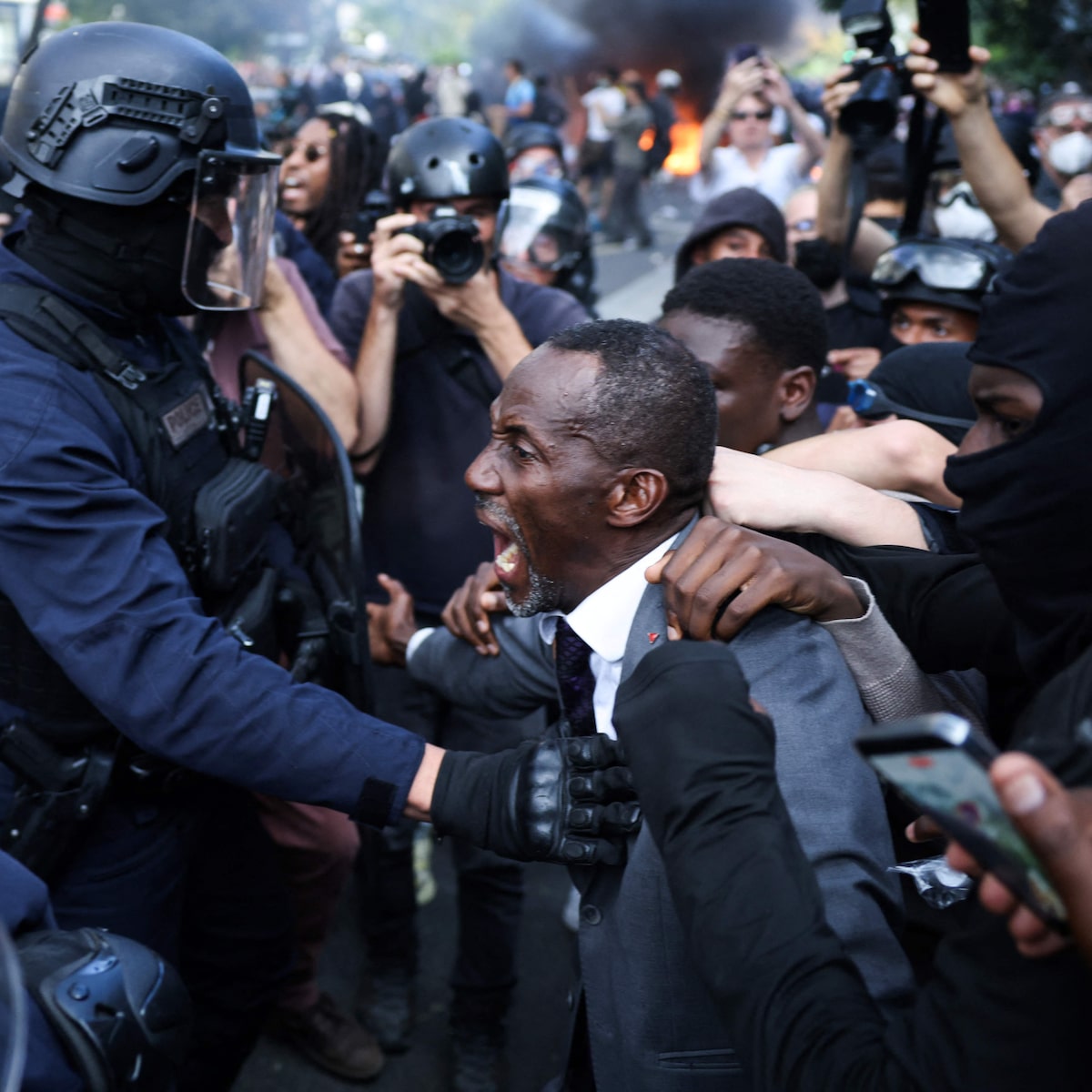 VÍDEO: Prefeito é atingido por gás de pimenta ao tentar proteger manifestantes na França