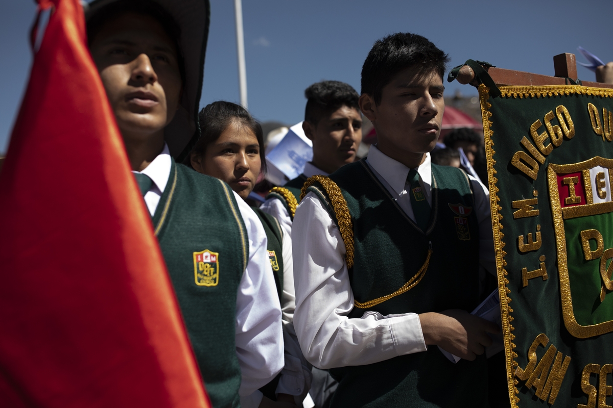 Presidente do Peru impõe regras rígidas sobre vestimenta escolar