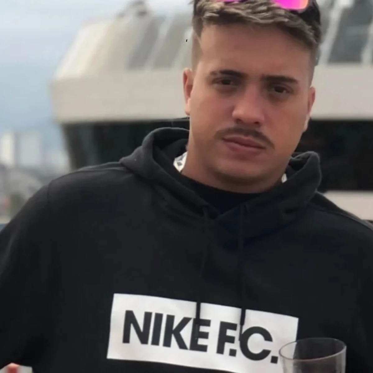 Motoboy ajuda amigo roubado, persegue ladrão e é morto com tiro na cabeça