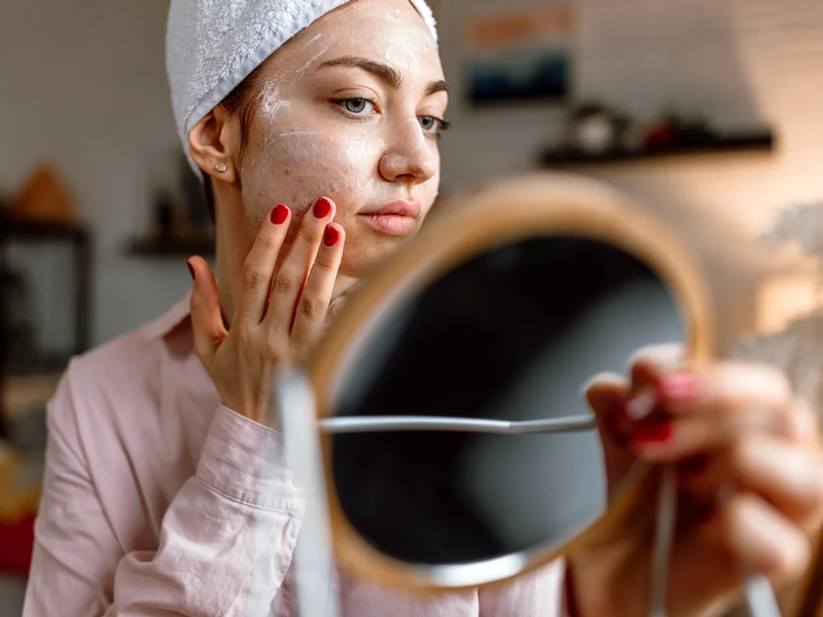 Excesso de skincare pode prejudicar a pele e estar relacionado à compulsão
