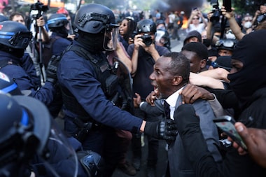 VÍDEO: Prefeito é atingido por gás de pimenta ao tentar proteger manifestantes na França